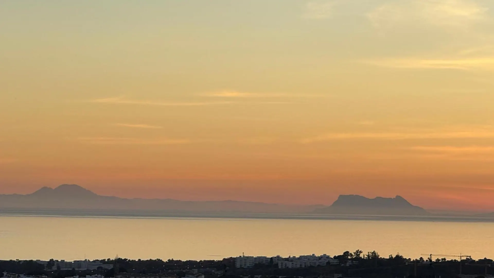 Paraiso Penthouse Unique Sea View To Gibraltar 埃斯特波纳 公寓